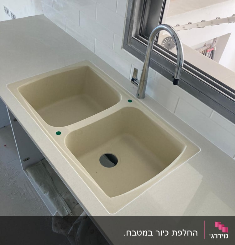 שיש בהיר עם כיור כפול וברז מתכת